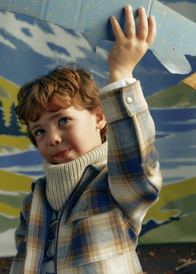 Scaldacollo bambino Mayoral in maglia color Pietra Vigoré indossato