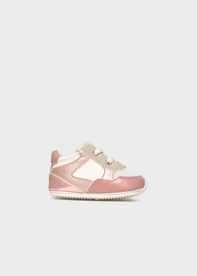 Scarpina sportiva neonato Mayoral rosa nude con dettagli panna