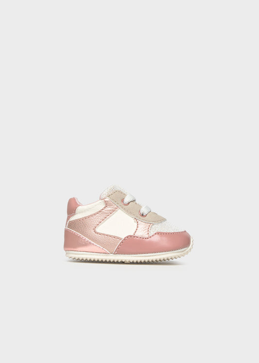 Scarpina sportiva neonato Mayoral rosa nude con dettagli panna