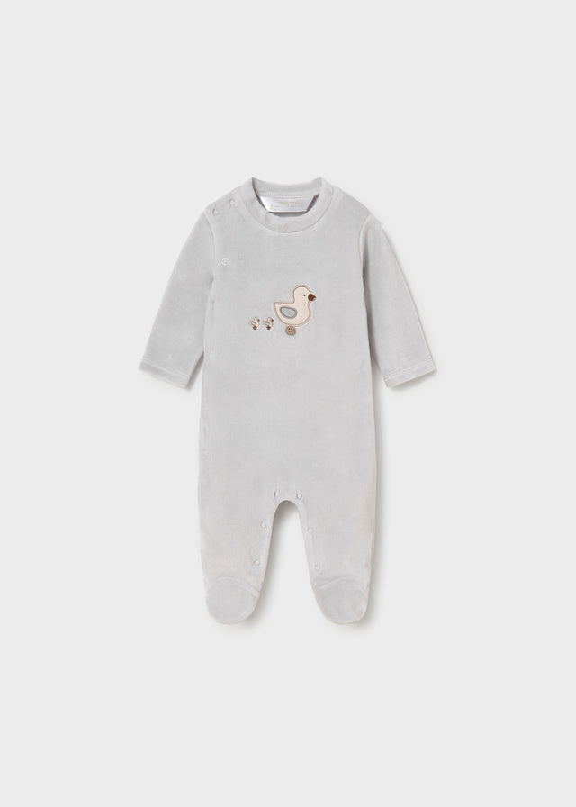 Tutina neonata Mayoral in velluto grigio chiaro con applicazione anatra e piedini integrati