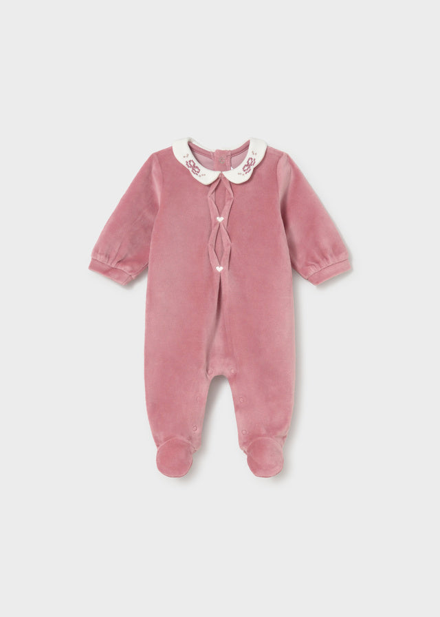 Tutina neonata Mayoral rosa con colletto bianco ricamato e dettagli a cuore