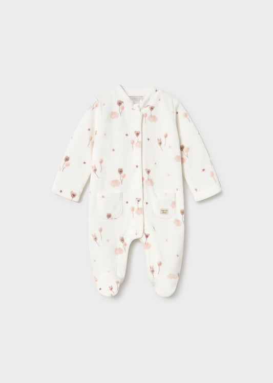 Tutina neonata in velluto écru con stampa floreale rosa e beige, piedini integrati e taschine Mayoral