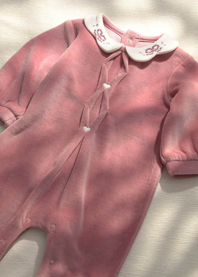 Tutina neonata rosa in velluto con colletto bianco e piedini Mayoral