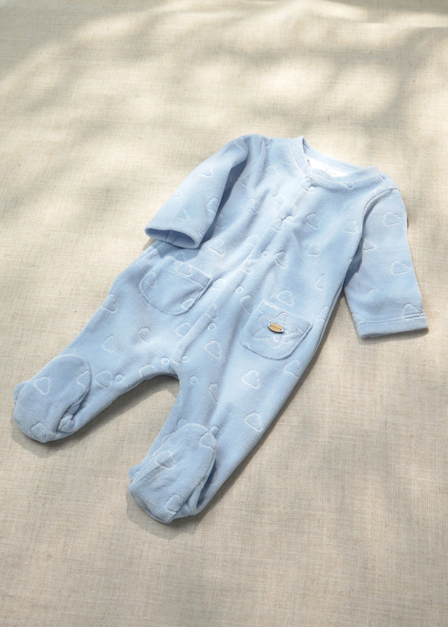 Tutina neonato Mayoral in velluto azzurro con fantasia a cuori, piedini integrati e taschina con stella