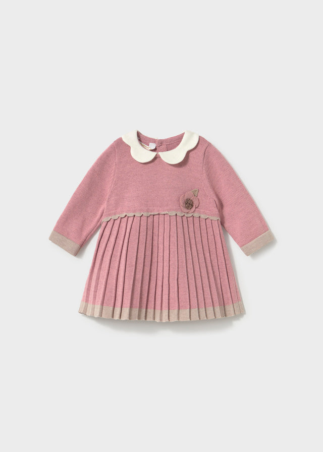 Vestito neonata Mayoral in maglia rosa con gonna plissettata e colletto écru