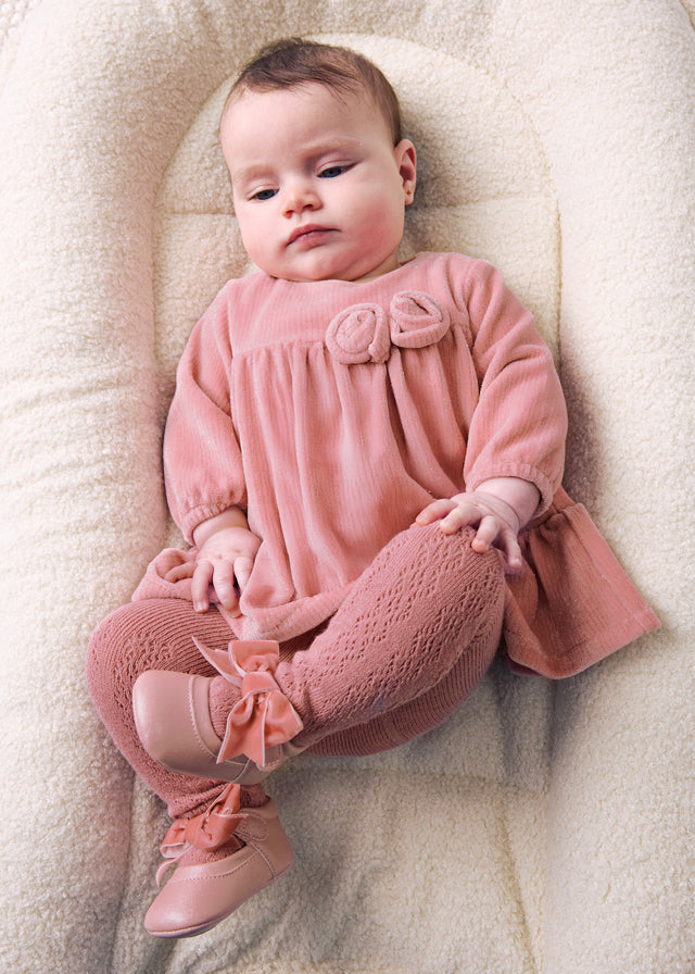 Vestito neonata Mayoral in velluto rosa con doppio fiocco e gonna con volant