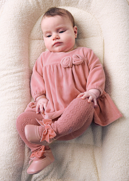 Vestito neonata Mayoral in velluto rosa con doppio fiocco e gonna con volant