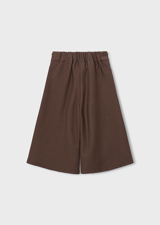 Vista posteriore del pantalone culotte marrone Mayoral con vita elasticizzata
