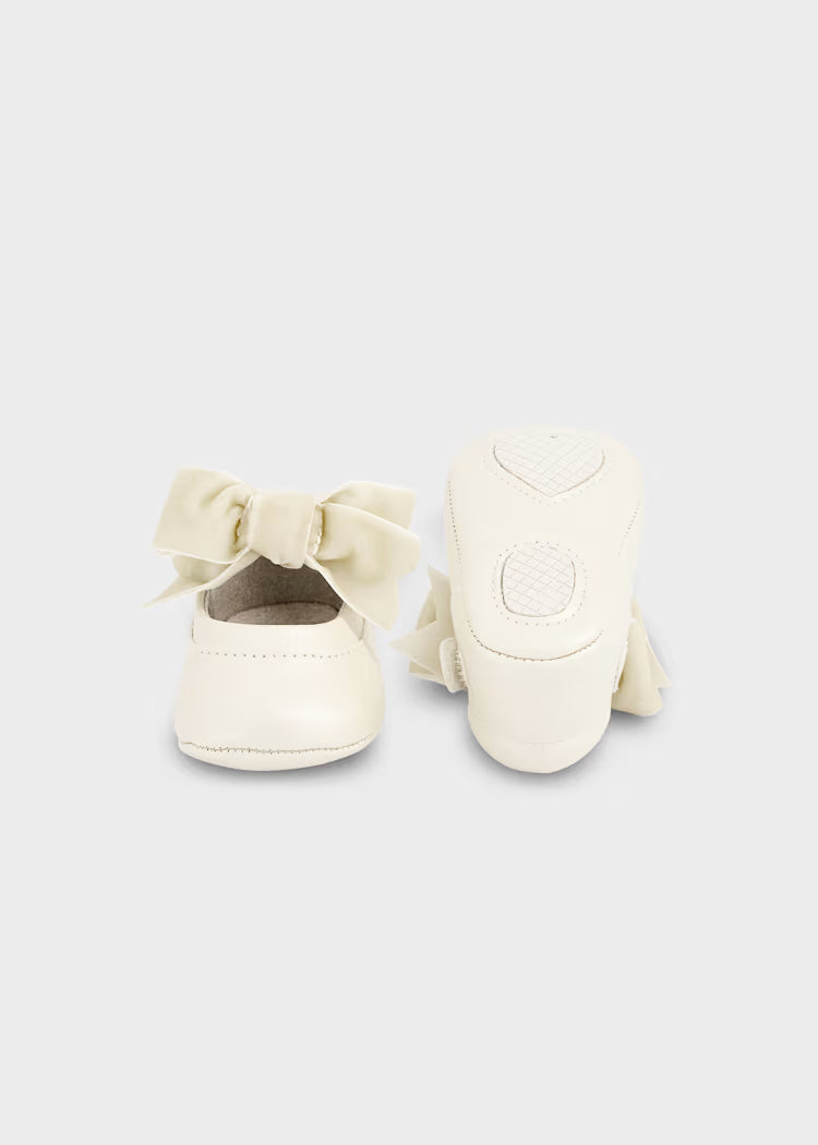 Dettaglio ballerine Mayoral neonato color ceramica con fiocco