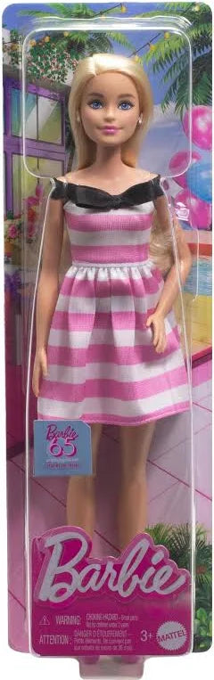 Barbie 65° Anniversario Bambola HTH66 Mattel con abito rosa e bianco a righe, fiocco nero, orecchini perlati e look ispirato alla Barbie originale del 1959.
