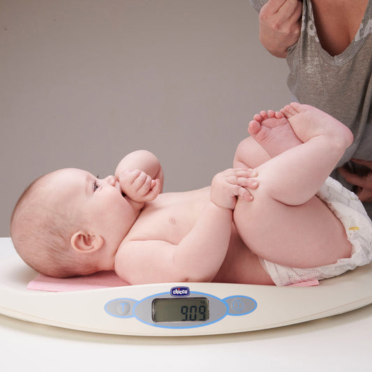 Chicco Bilancia Digitale per Neonati con display LCD, funzione tara e precisione di 10 grammi per monitorare la crescita del bambino fin dalla nascita.