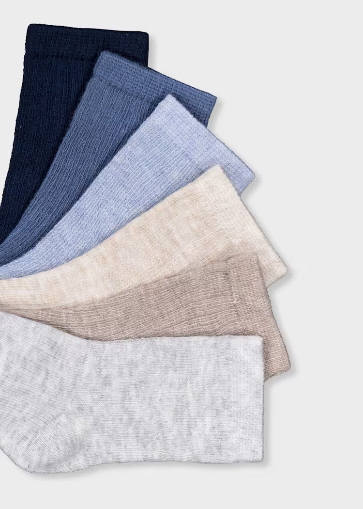 Calzini Mayoral neonato nei colori blu, azzurro, écru, beige e grigio